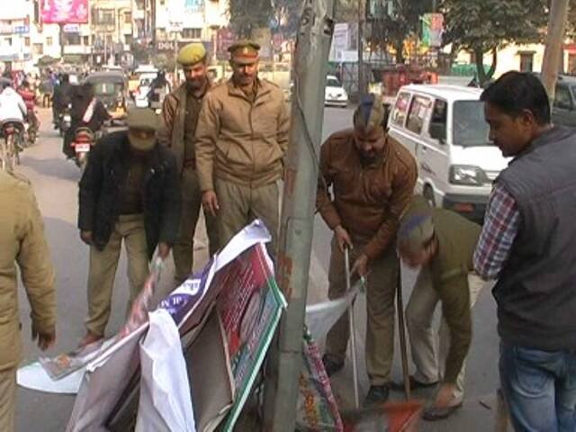 वाराणसी जिला प्रशासन चुनाव आचार संहिता की घोषणा होते ही हरकत में आ गया है. वाराणसी में डीएम और एसएसपी ने पैरा मिलेट्री फ़ोर्स के साथ शहर में फ्लैग मार्च किया और शहर के साथ जिलेभर में कई स्थानों पर राजनैतिक दलों की होर्डिंग, पोस्टर और बैनर उतरवाने का काम शुरू कर दिया गया.