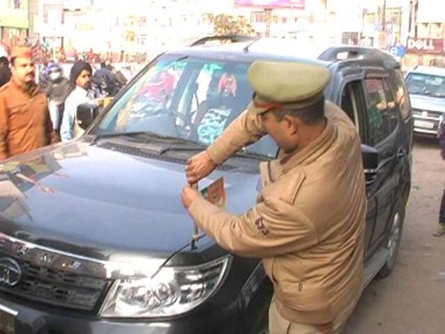 इसके अलावा राजनितिक दलों के झंडे लगे गाड़ियों पर भी कार्यवाही की गयी.