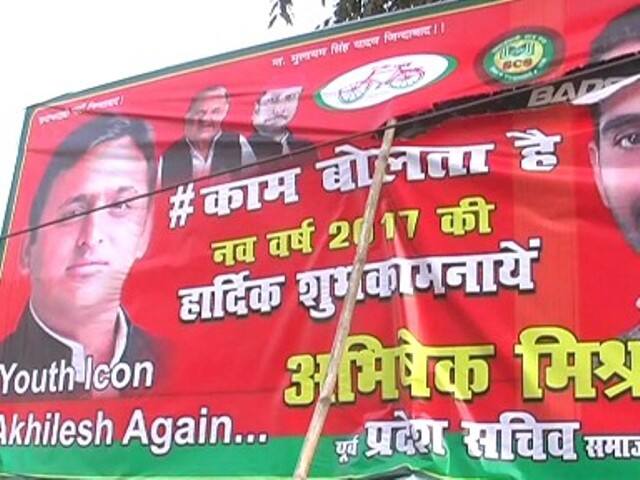 आदर्श चुनाव आचार संहिता लागू होते ही आयोग के निर्देश के अनुपालन में जिला प्रशासन और पुलिस विभाग की टीमें हरकत में आ गई हैं. जिला प्रशासन और पुलिस होर्डिंग बैनर को सार्वजानिक और सरकारी इमारतों के अलावा बिजली के खंभों आदि से हटाने में जुट गयी है.