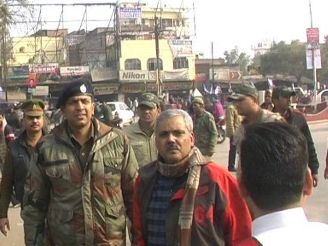 अचार संहिता के बाद राजनैतिक प्रचार सामग्री हटवा रहे एसएसपी नितिन तिवारी ने कहा कि आदर्श आचार संहिता लगने के बाद प्रशासन की पूरी टीम अपने-अपने स्पॉट पर काम कर रही है. जो भी सामग्री आचार संहिता का उलंघन करती है उसे हटाया जाएगा, जरुरत पड़ने पर एफआईआर भी दर्ज करवाया जाएगा.