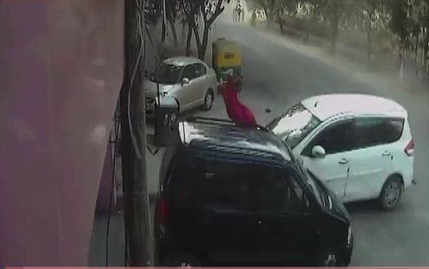 पलक झपकते ही एक सफेद कार काली कार के टकराई. उन्हीं दोनों के बीच थी एक महिला भी. टक्कर लगने के बाद काले रंग की कार पलट गई और महिला भी उसी के नीचे दबी पड़ी रही...आगे जानिए...