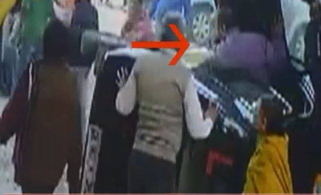 लोगों ने उसे बहुत कोशिश कर के निकाला और अस्पताल भेजा. वहां उसका इलाज चल रहा है लेकिन शुक्र यही है कि उसकी जान बच गई...आगे जानिए...