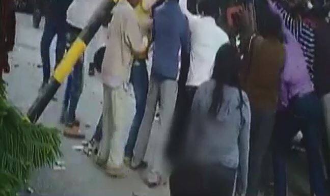 आश्चर्य़ यह है कि इतनी जोरदार टक्कर मारने के बाद भी सफेद कार चालक ने घायल महिला और काली कार के चालक को अस्पताल पहुंचाने का प्रयास नहीं किया. बल्कि वहां से भागने लगा. लेकिन...आगे जानिए...