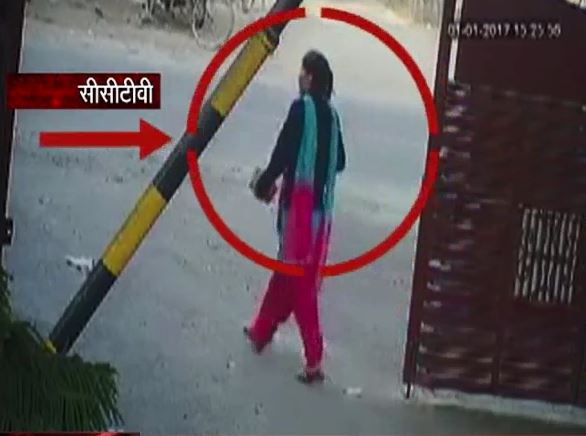 कहते हैं 'जाखो राखे साईयां, मार सके न कोई...' कुछ ऐसा ही देखने को मिला एक सीसीटीवी फूटेज में. जिसमें साफ देखा जा सकता है कि एक महिला इतने दर्दनाक हादसे में बची जिसे देख लोगों की सांसें अटक जाएं. दो कारों की टक्कर के बीच महिला आ गई और फिर...आगे जानिए...