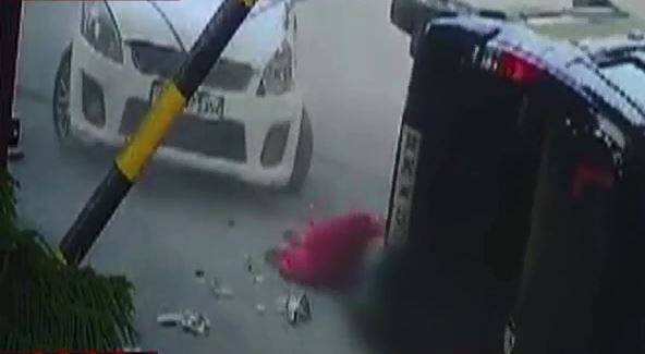 इस हादसे का वीडियो शशांक नाम के शख्स ने अपने फेसबुक पेज पर डाला था. यह वीडियो सोशल मीडिया पर वायरल हो गया है...आगे जानिए...