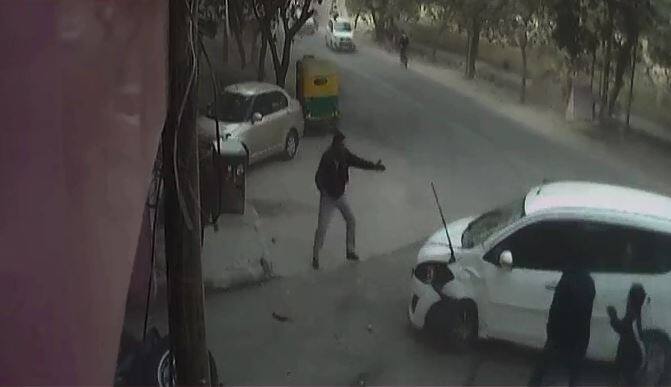 वहां खड़े कुछ लोगों ने उसे घेर लिया और मौके पर ही पकड़ लिया. आश्चर्य़ की बात यह है कि उस कार को एक नाबालिग चला रहा था. पुलिस मामले की जांच कर रही है...आगे जानिए...