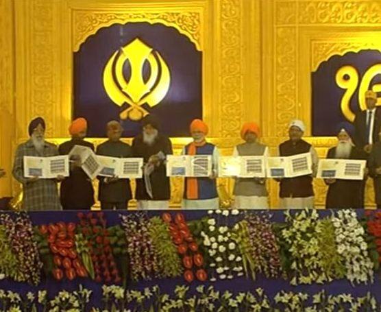 सिखों के दसवें गुरु, गुरु गोविंद सिंह के 350वें प्रकाशोत्सव पर पटना के गांधी मैदान में आयोजित कार्यक्रम में प्रधानमंत्री नरेन्द्र मोदी शामिल हुए. इस कार्यक्रम में पंजाब के मुख्यमंत्री प्रकाश सिंह बादल, बिहार के मुख्यमंत्री नीतीश कुमार और लालू यादव के अलावा कई केंद्रीय मंत्रियों ने भी शिरकत की.