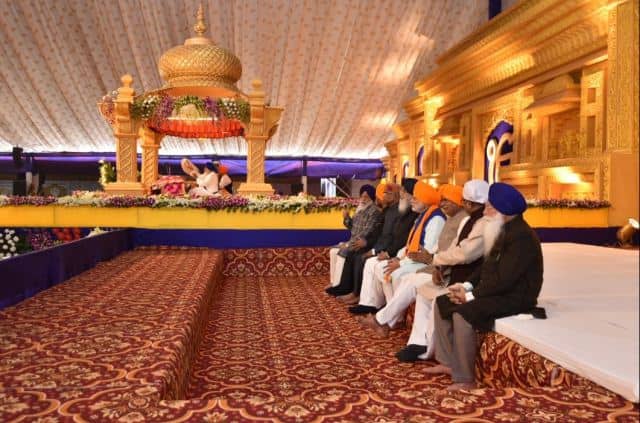 पीएम के साथ गुरुद्वारे में पंजाब के मुख्यमंत्री प्रकाश सिंह बादल भी दिखे.