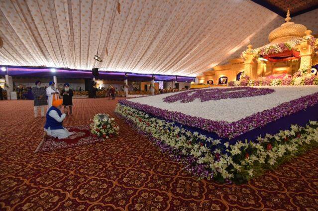 इस दौरान पीएम मोदी ने पटना साहिब गुरुद्वारे में मत्था भी टेका.