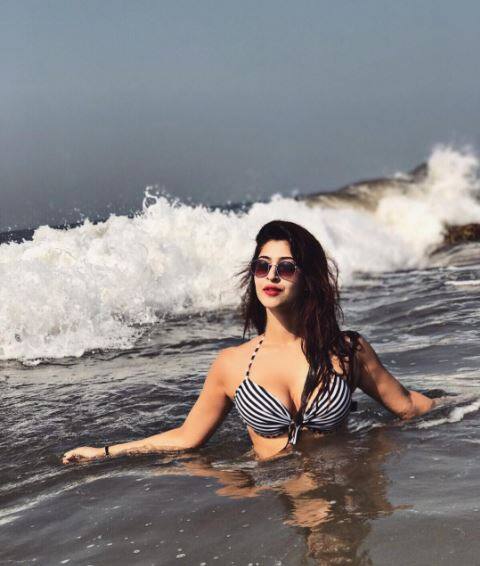 छह महीने बाद सोनारिका ने बिकनी अवतार की एक और नई सेक्सी तस्वीर को शेयर किया है. इस तस्वीर को भी शेयर करते ही सोनारिका को ट्रोल का शिकार होना पड़ा.