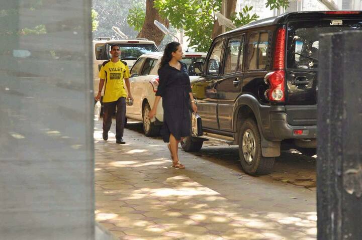  लीवुड एक्टर शाहिद कपूर की पत्नी मीरा राजपूत अपने घर के बाहर कैमरे में कैद हुई.