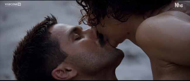 साजिद नाडियाडवाला और विशाल भारद्वाज निर्मित ‘रंगून’ 24 फरवरी 2017 को रिलीज होगी. नीचे आप फिल्म का ट्रेलर देख सकते हैं.