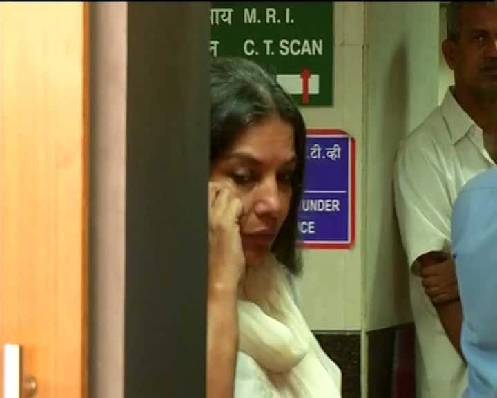 हॉस्पिटल से ये तस्वीरें आई हैं.