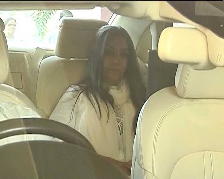 शबाना आज़मी हॉस्पिटल के बाहर दिखाई दीं.