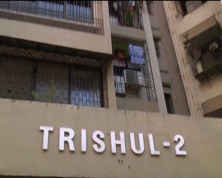 पोस्टमार्टम के बाद दोपहर तीन बजे उनके घर पर अंतिम दर्शन के लिए उनका शरीर रखा जाएगा.