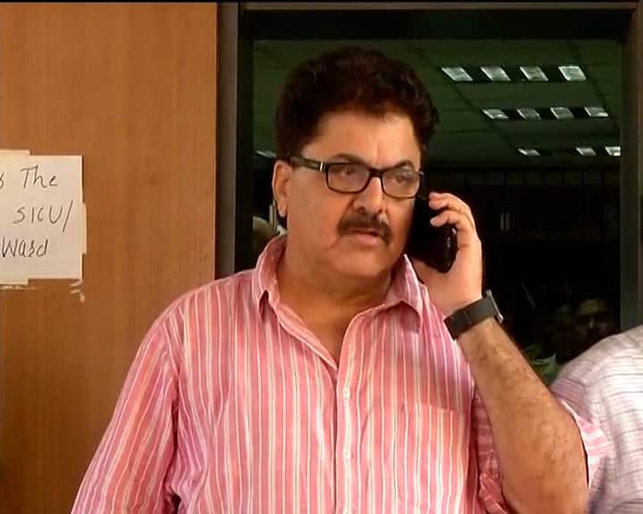 फिल्ममेकर अशोक पंडित भी हॉस्पिटल के बाहर दिखे.