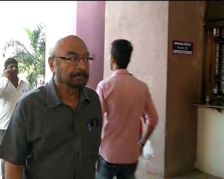 गोविंद निहलानी भी हॉस्पिटल पहुंचे.