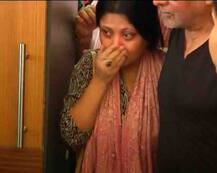 PICS: ओम पुरी का पार्थिव शरीर देखते ही फफक-फफक कर रो पड़ीं उनकी Ex-Wife नंदिता पुरी