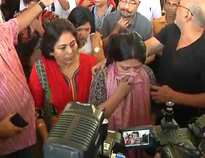 सन 1993 में ओम पुरी की शादी नंदिता पुरी से हुई थी लेकिन 2013 में ये दोनों अलग हो गए थे. ओम पुरी का एक बेटा है जिसका नाम इशान है.