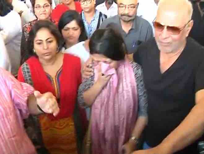 हॉस्पिटल पहुंचकर नंदिता ने ओम पुरी के पार्थिव शरीर को देखा और फफक-फफक कर रो पड़ीं.