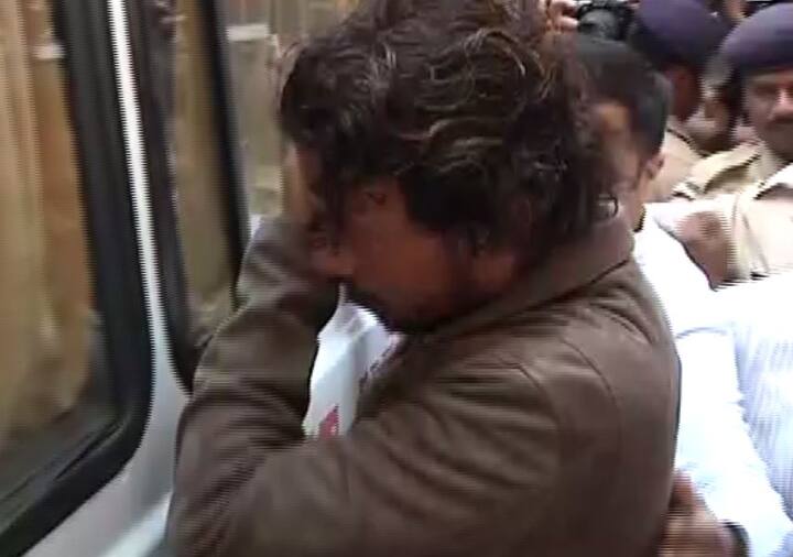 आंखों से आंसू पोछते हुए इरफान ओम पुरी को देखने के बाद निकले.