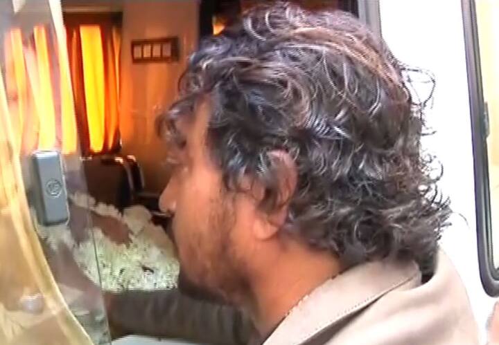 नामी अभिनेता इरफान खान ओम पुरी को आखिरी बार देखने के बाद अपने आंसू नहीं रोक पाए.