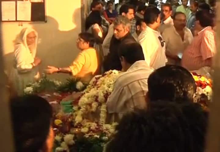 ओम पुरी के घर पर अंतिम दर्शन के लिए रखा गया उनका पार्थिव शरीर.