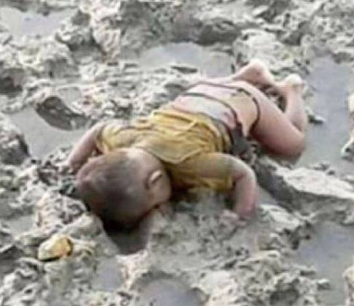 म्यांमार में रोहिंग्या समुदाय से ताल्लुक रखने वाले मोहम्मद शोहयात की ये तस्वीर इस बात की गवाह हैं कि देश में रोहिंग्या समुदाय के साथ क्या हो रहा है. ये तस्वीर उस दौरान ली गई जब बांग्लादेश पलायन करने की कोशिश में शोहयात को अपनी जान गंवानी पड़ी.