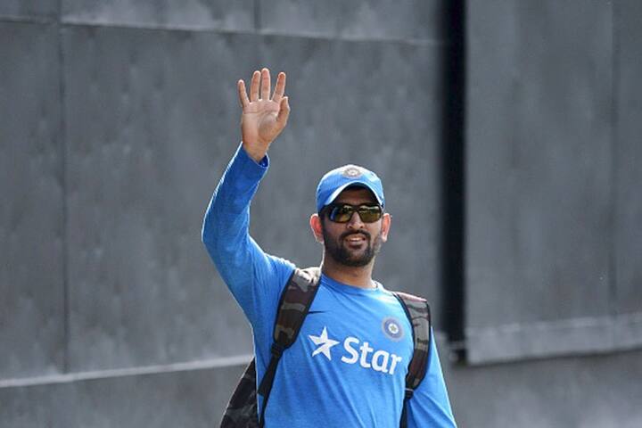 धोनी ने बुधवार को सीमित ओवरों की कप्तानी भी छोड़ दी थी जिसके बाद चयन समिति ने कोहली ने इन दोनों प्रारूपों का भी कप्तान नियुक्त किया. वह पहले ही टेस्ट टीम के कप्तान थे. कोहली की अगुवाई में भारतीय टीम सबसे पहले इंग्लैंड के खिलाफ सीमित ओवरों की श्रृंखला खेलनी है जिसका पहला मैच 15 जनवरी को खेला जाएगा.