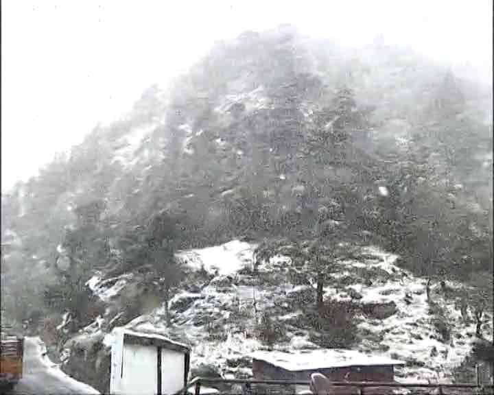 cold wave to continue in up and uttarakhand snowfall prediction on high hills Weather Updates: यूपी-उत्तराखंड में जारी रहेगा शीतलहर का कहर, पहाड़ों पर बारिश और बर्फबारी का अनुमान