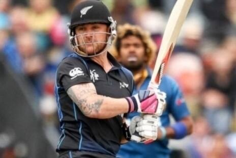 कोरी एंडरसन ने 10 छक्के लगाकर मैक्कलम के एक पारी में 8 छक्के लगाने के रिकॉर्ड को तोड़ दिया.