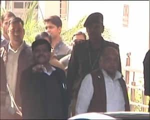 समाजवादी दंगल दिल्ली में जारी है...