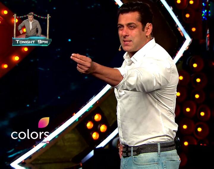 अगले ही पल अपने बयानों से पलटते हुए स्वामी ओम कहते हैं कि यदि उन्हें फिनाले में नहीं बुलाया गया तो वो उसे नहीं होने देंगे. उन्होंने कहा, ''मैं वहां जाकर 'सुल्तान' सलमान खान को मंच पर ही पीटूंगा. ''