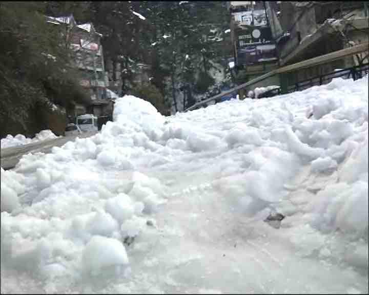 बर्फ की सफेद चादर में लिपटा शिमला, उत्तर भारत में गिरा तापमान