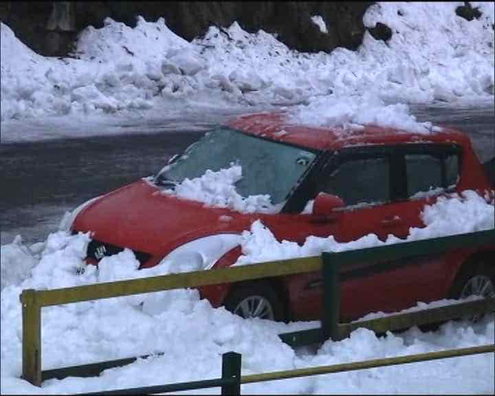 बर्फ की सफेद चादर में लिपटा शिमला, उत्तर भारत में गिरा तापमान