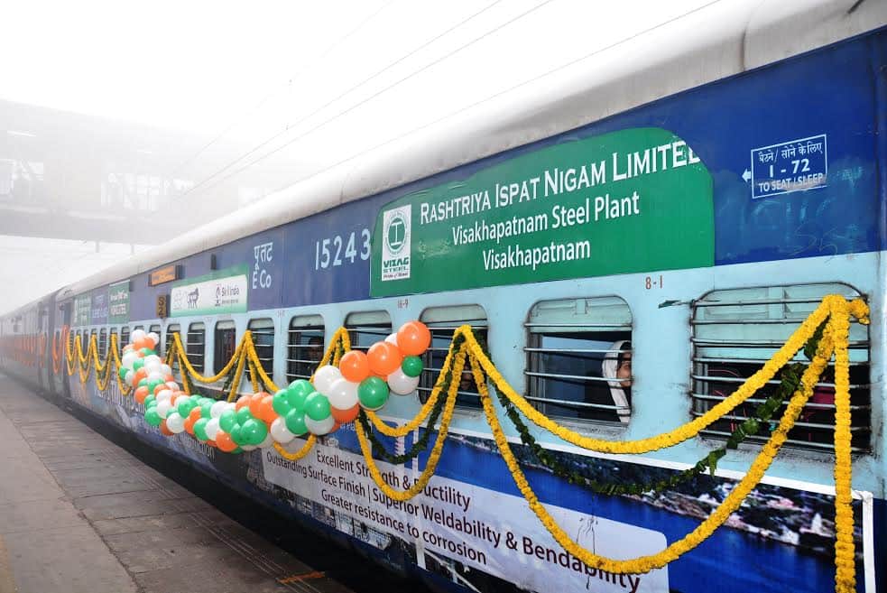 Railways Readies Plans To Brand Trains Stations रेलवे की नई योजना, ट्रैक पर दौड़ेंगी ' Lays’ शताब्दी' और ' Paytm’ राजधानी एक्सप्रेस!