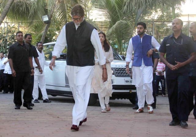 आपको बता दें कि मुंबई के जुहू के इस्कॉन टेंपल में ओम पुरी के लिए यह प्रार्थना सभा रखी गई थी. जिसमें अमिताभ बच्चन, ऐश्वर्या राय और अभिषेक बच्चन भी शामिल हुए.