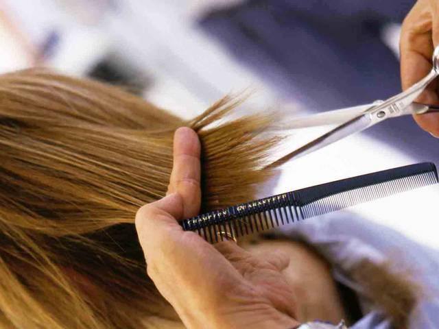 बालों को समय-समय पर ट्रिम करते रहें. ट्रिमिंग 4 से 5 महीने में करवा लेनी चाहिए. इससे बाल खराब होने से बचते हैं और हेल्दी बने रहते हैं. 