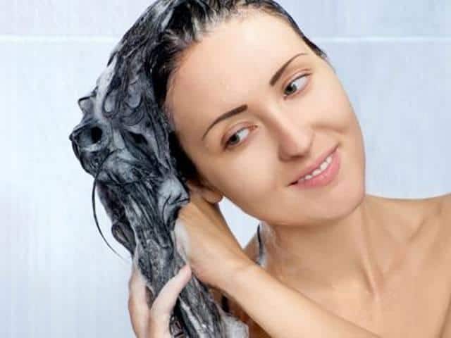 बालों को हेल्‍दी रखने के लिए समय-समय पर स्पा लेते रहें इससे बालों में चमक भी रहेगी और बाल हेल्दी रहेंगे. 