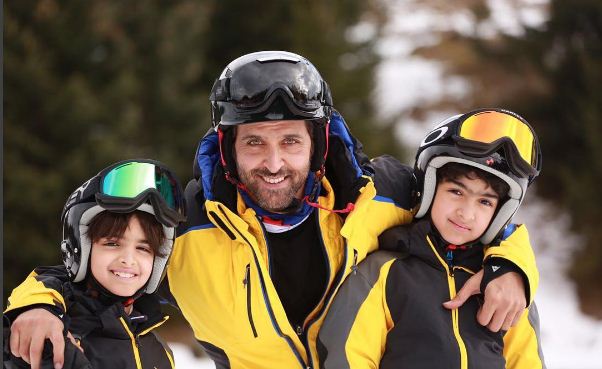  बॉलीवुड अभिनेता ऋतिक रोशन आज अपना 43 वां जन्मदिन मना रहे हैं. फरहान अख्तर, अभिषेक बच्चन और गोविंदा जैसे सितारों ने ट्विटर पर उनके अच्छे स्वस्थ और सुखद जीवन की कामना की. हिंदी फिल्म 'भगवान दादा' में बाल कलाकार के रूप में काम कर चुके ऋतिक ने वर्ष 2000 की फिल्म 'कहो ना प्यार है' से बतौर अभिनेता अपने करियर की शुरुआत की और इस फिल्म के साथ उन्होंने हजारों का दिल जीत लिया.