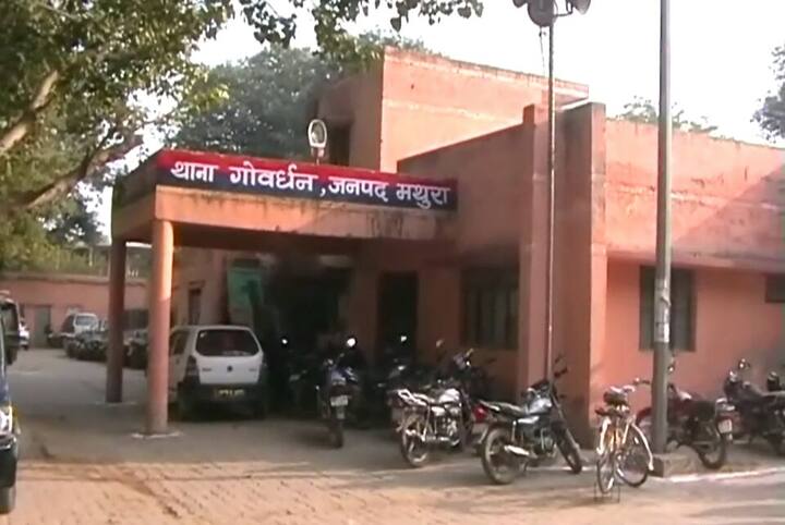 मुरलीधर के अनुसार वह हवाई यात्रा कर रविवार को दिल्ली आये तथा वहां से मथुरा पहुंचे. राहुल उन्हें गाड़ी में बैठाकर जंगल ले गया और वहां 5 और लोग हथियारों के साथ पहले से मौजूद थे.
