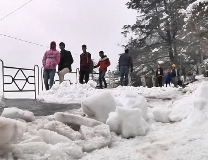 शिमला में जबरदस्त बर्फबारी से सैलानी खुश, जाखू मंदिर बना आकर्षण का केंद्र