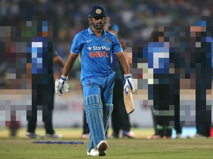 धोनी कल इंग्लैंड के खिलाफ नाबाद लौटे और टीम के स्कोर 300 रनों के पार पहुंचा दिया.