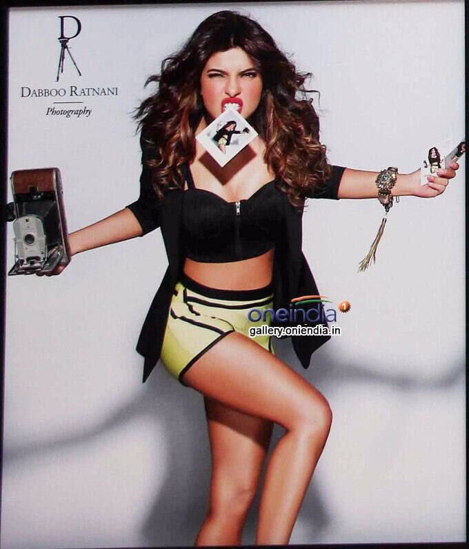     ‪Look Who's Flown Down Especially For #DabbooRatnani #2017 #Calendar Shoot. Special #DR Taxi To Pick Up My Stunning Friend @priyankachopra ❤️‬ @manishadratnani @myrahratnani #Friends #lovelovelove #Special #DRCalendar #priyankachopra #2017❤️ #DabbooRatnaniCalendar #pc #taxi #sneakpeek #video #bts #behindthescenes A video posted by Dabboo Ratnani (@dabbooratnani) on Jan 1, 2017 at 6:11am PST 
