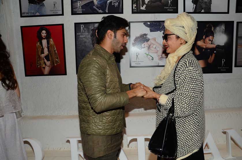 रेखा के साथ वरूण धवन कुछ इस अंदाज में दिखे. (Photo: Manav Mangalani)