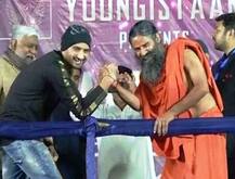 छत्तीसगढ़: क्रिकेट लीग के उदघाट्न के दौरान रामदेव ने हरभजन से लड़ाया पंजा