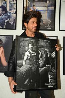 डब्बू रतनानी के कैलेंडर लॉन्च पर पहुंचे SRK, गोविंदा, रेखा, कृति और सनी लियोनी सहित कई बड़े सितारे