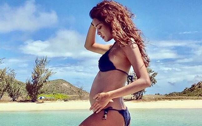 Lisa Haydon Posts Bikini Photo To Announce Pregnancy See Pic प्रेग्नेंट हैं बॉलीवुड एक्ट्रेस लीजा हेडेन, इंस्टाग्राम पर पोस्ट की है तस्वीर