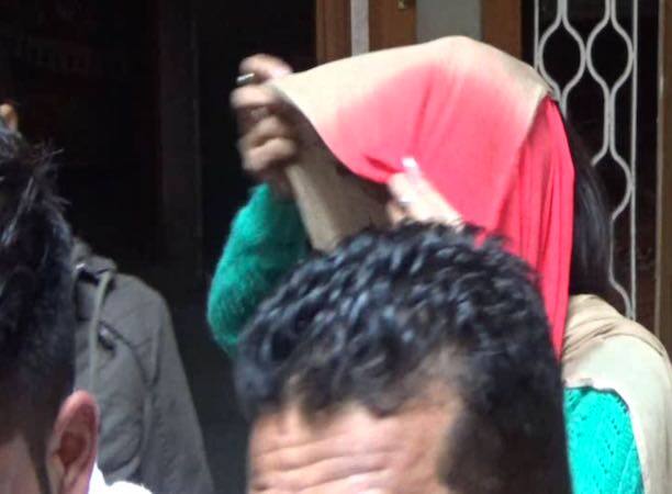 महिला पुलिस का 'सिंघम अवतार', दीवार फांद कर पकड़ी बंद कमरे की 'रंगरलियां' Haryana Lady Police Singham Style महिला पुलिस का 'सिंघम अवतार', दीवार फांद कर पकड़ी बंद कमरे की 'रंगरलियां'