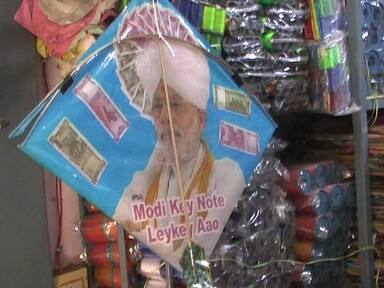 नए 500 और 2000 के नोटों की फ़ोटो के साथ पीएम मोदी की फ़ोटो वाली पतंगों को लोग काफ़ी पसंद कर रहे है .बाजारों में मोदी चाचा के नाम से मशहूर पतंगों के आगे किसी भी राजनेता की पतंग की डिमांड ही नहीं है, जिसकी वजह से व्यापारी भी मोदी पतंग के अलावा किसी नेता का पतंग नहीं रख रहे है .